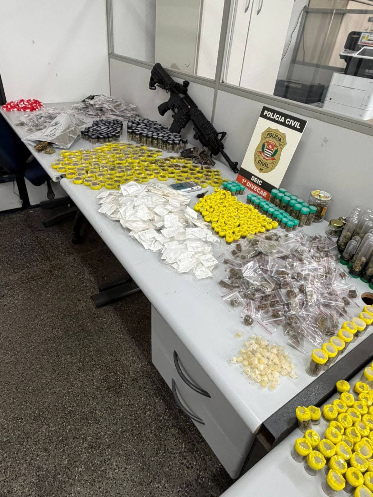 Polícia Civil prende suspeito com moto roubada, arma e simulacro de fuzil M4A1 em operação na Zona Sul de SP