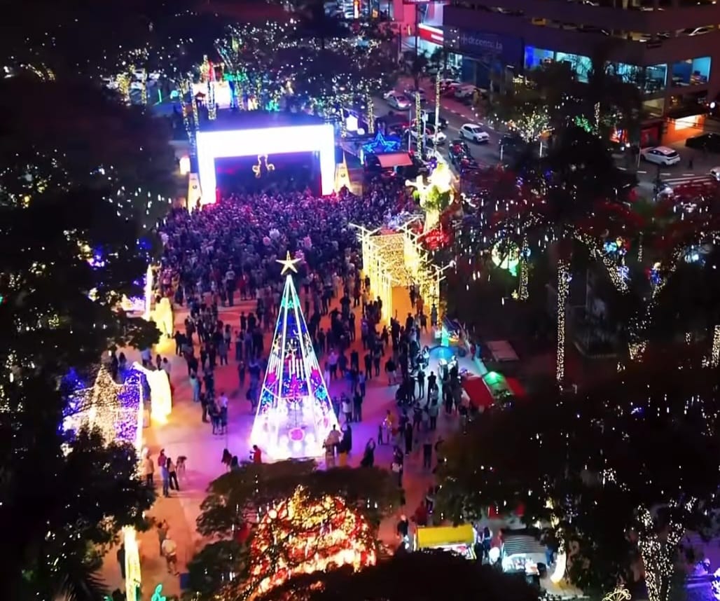 Natal Iluminado transforma Praça Nicola Vivilechio e emociona moradores em Taboão da Serra