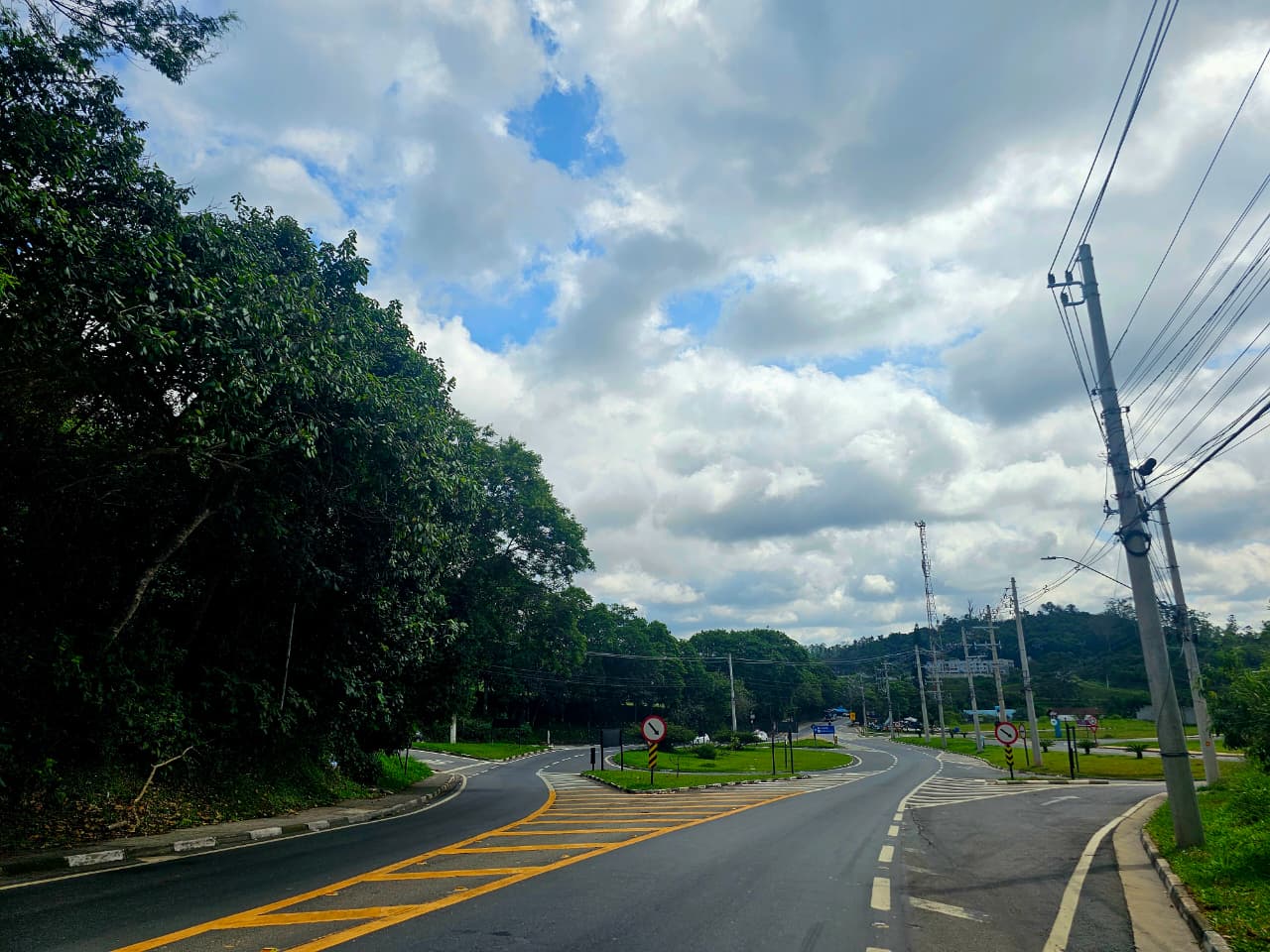 Frente fria avança pelo estado e muda o tempo após dias de calor intenso; região deve ter chuva forte e queda de temperatura