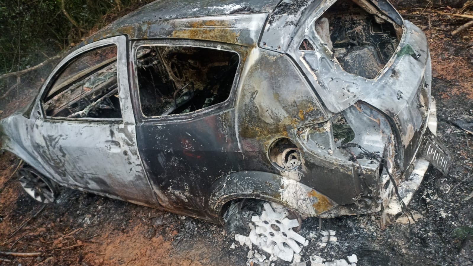 Veículo de policial militar é encontrado queimado em área rural de Itapecerica da Serra