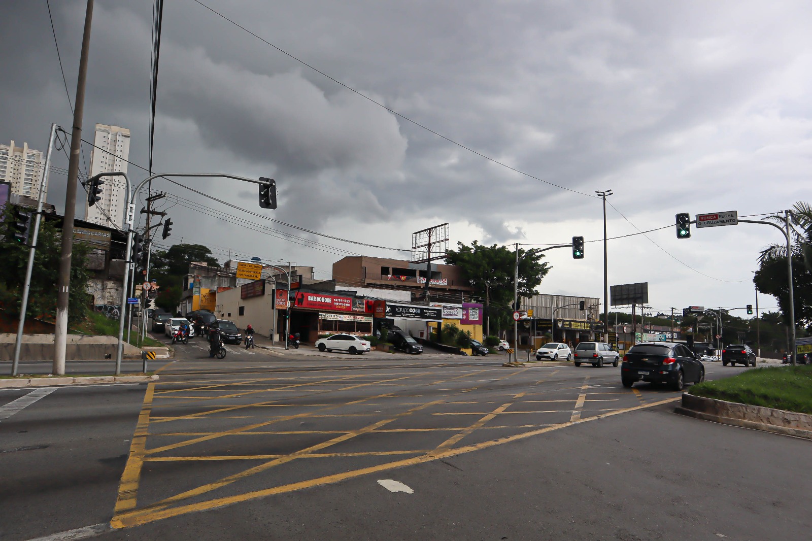 Prefeitura anuncia reabertura de semáforo no sentido Sul da Rua Francisco Celso, na av. Taboão, após testes