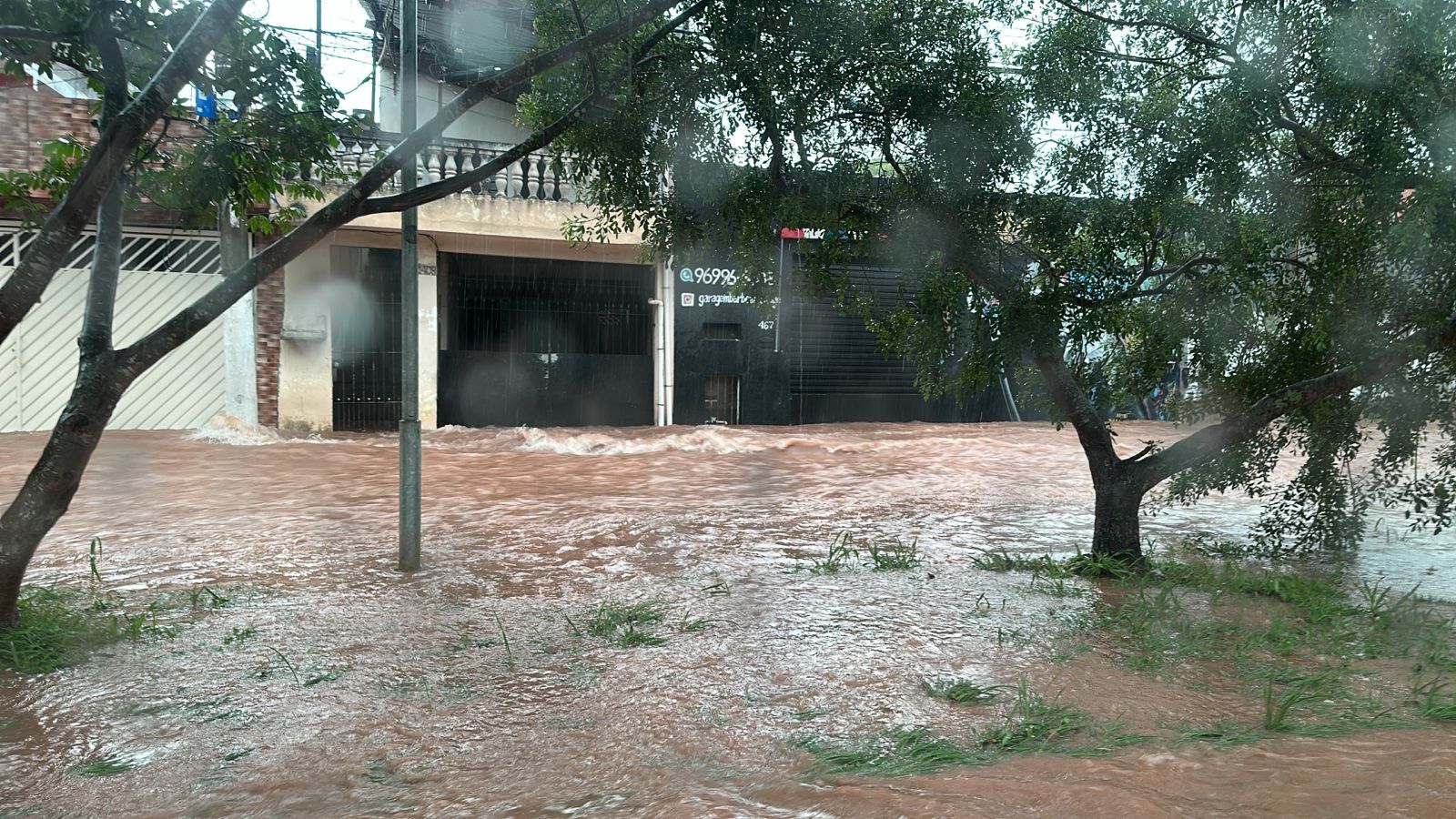 Chuva forte provoca alagamentos em Itapecerica da Serra e atinge também a Régis Bittencourt