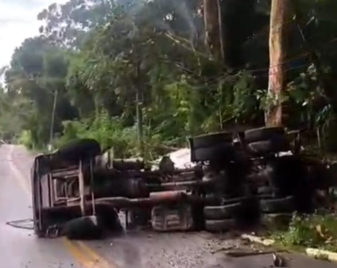 Betoneira tomba na Avenida Dona Anila, em Itapecerica da Serra