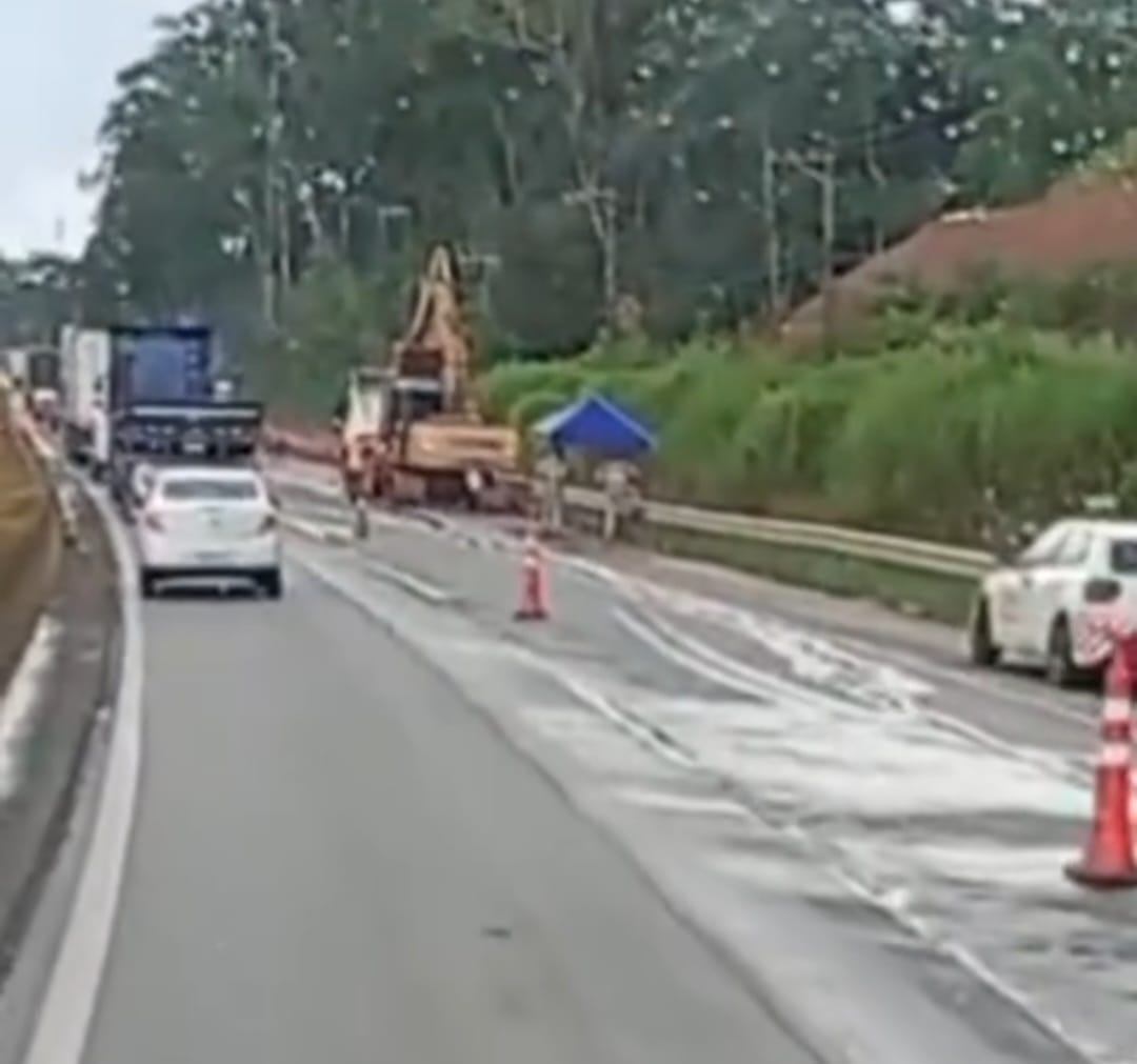 Mesmo após dois dias, lama segue na pista e Rodovia Régis Bittencourt opera com apenas uma faixa