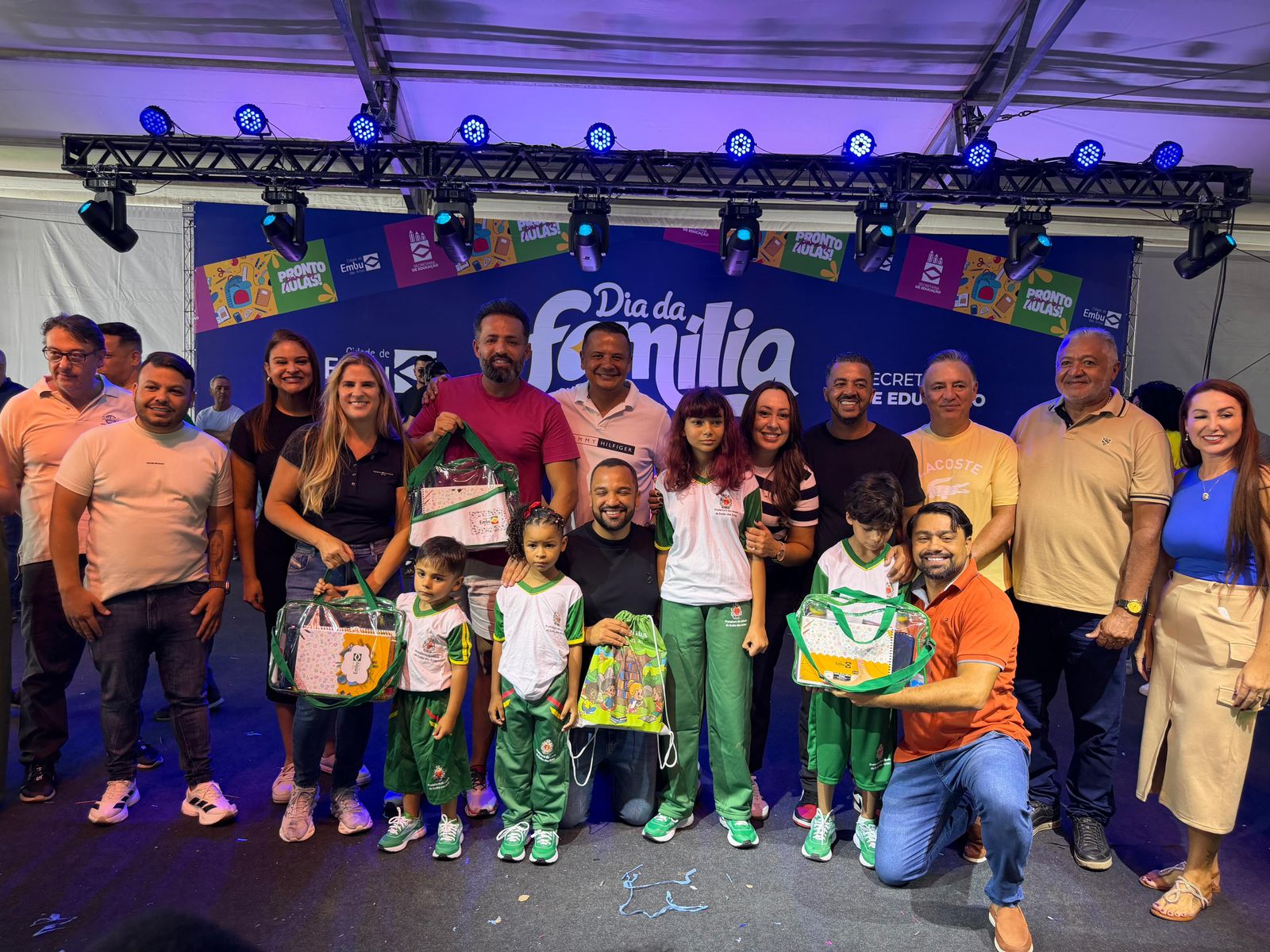 Embu das Artes entrega cerca de 30 mil kits de material escolar durante Mega Dia da Família Embuense