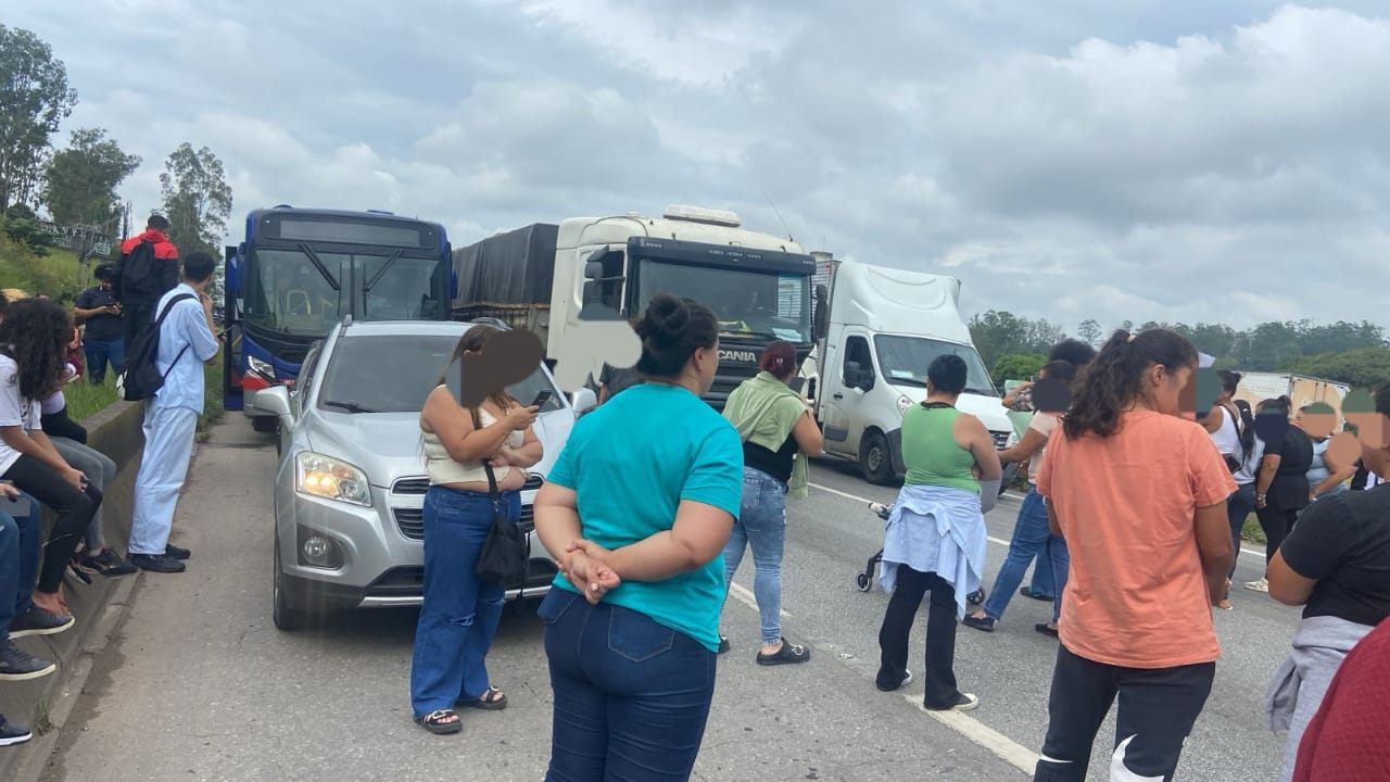 Trânsito segue difícil na Régis Bittencourt nesta segunda-feira (9) devido manifestação em Embu das Artes