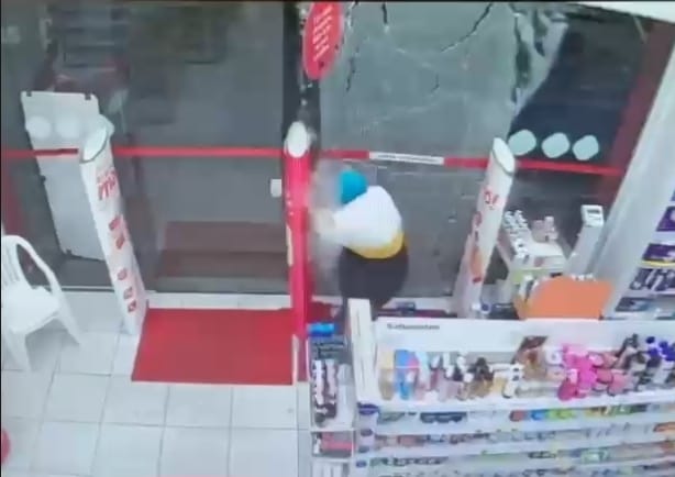 Suspeito morre e outro é preso após confronto com a Polícia Militar durante tentativa de roubo em farmácia no Campo Limpo