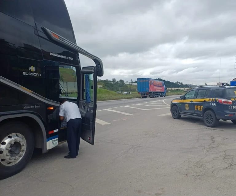 PRF prende homem procurado por latrocínio durante fiscalização na Régis Bittencourt, em Itapecerica da Serra