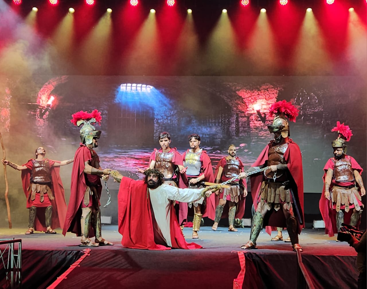 Paixão de Cristo emociona multidão e reforça tradição em Taboão da Serra