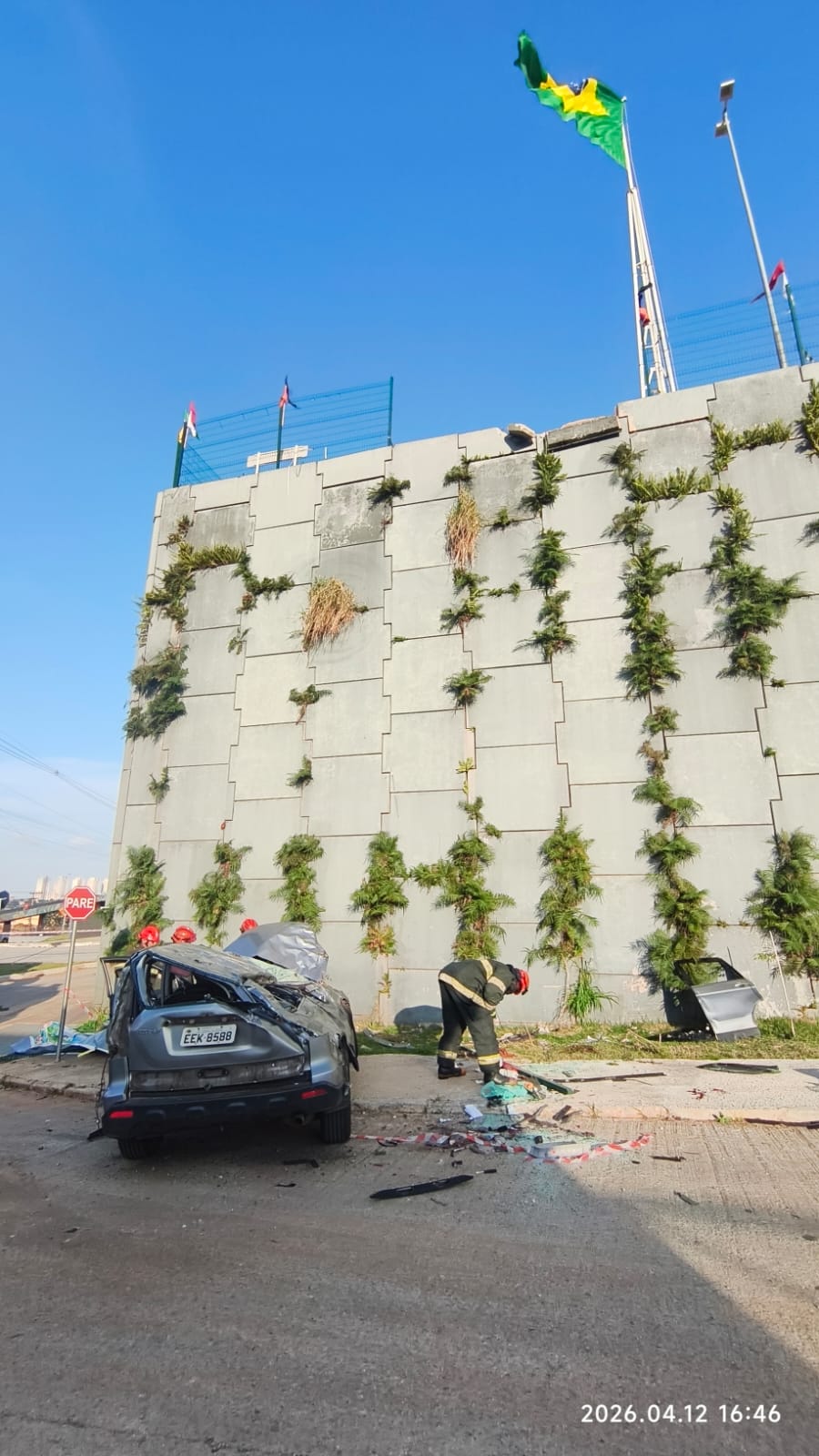 Homem morre após carro cair de estacionamento do Atacadão na Av. Taboão, em Taboão da Serra