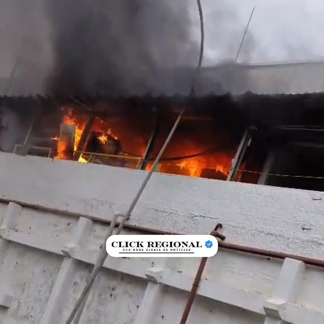Incêndio em prédio comercial mobiliza Corpo de Bombeiros e Defesa Civil em Itapecerica da Serra