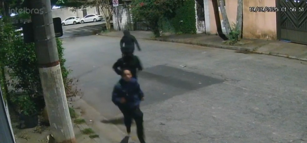 Criminosos invadem casas no Morumbi, fazem reféns e trocam tiros com a polícia