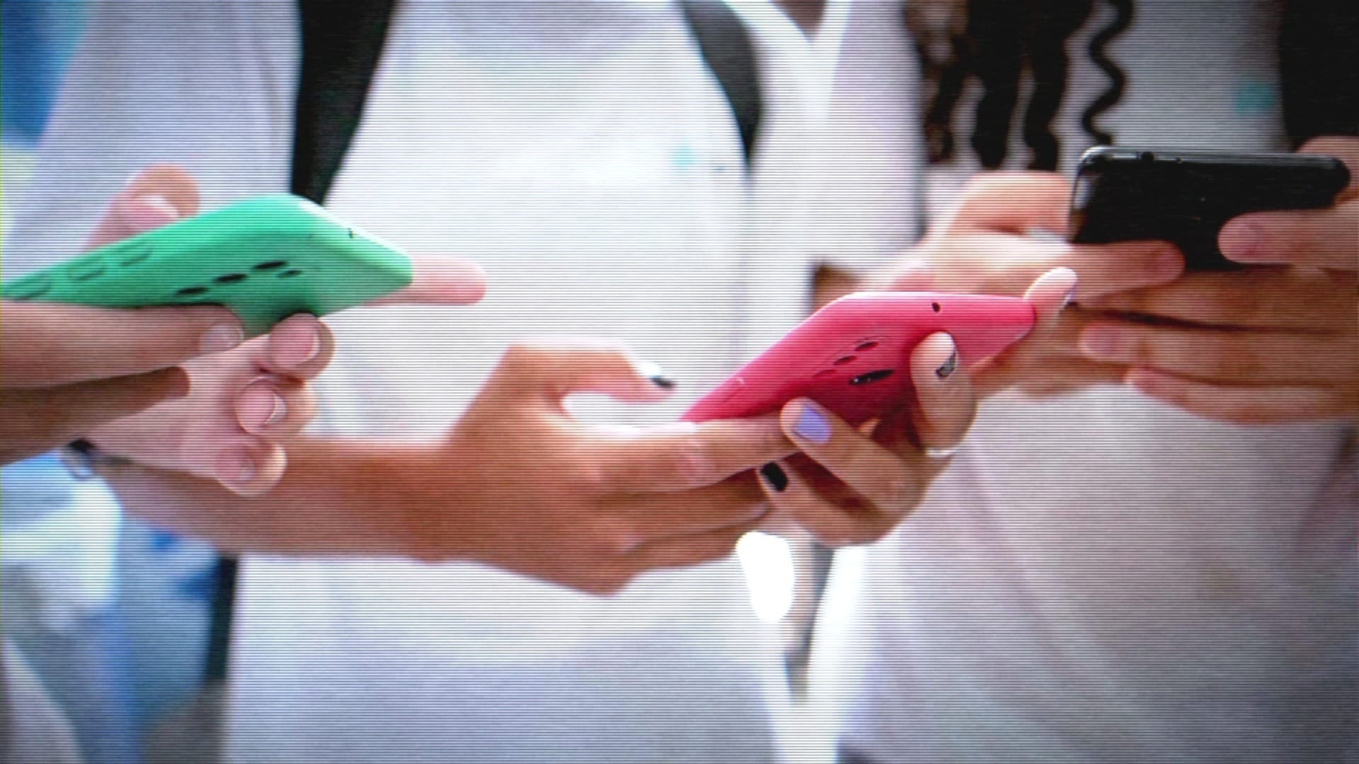 Governador sanciona lei que proíbe celulares nas escolas do estado de SP