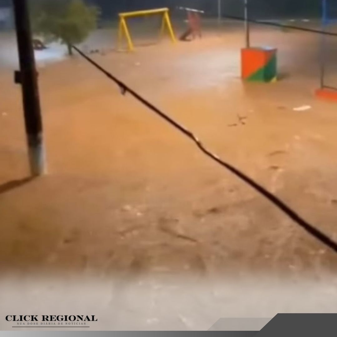 Forte chuva alaga ruas em Taboão da Serra e Embu das Artes