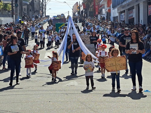 Após três anos, Desfile Cívico pelos 146 anos volta a emocionar Itapecerica da Serra