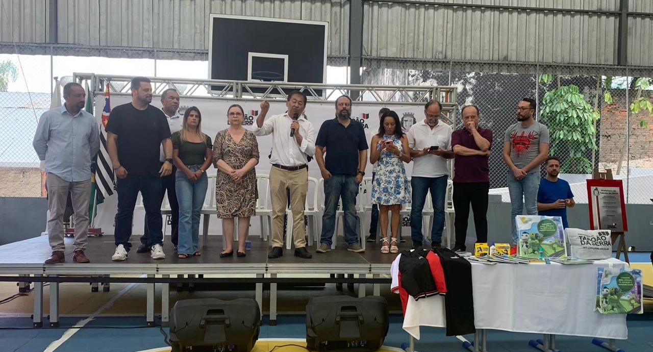 Prefeito Aprígio entrega mais de 170 Títulos de Propriedade para moradores do Jd Vitória