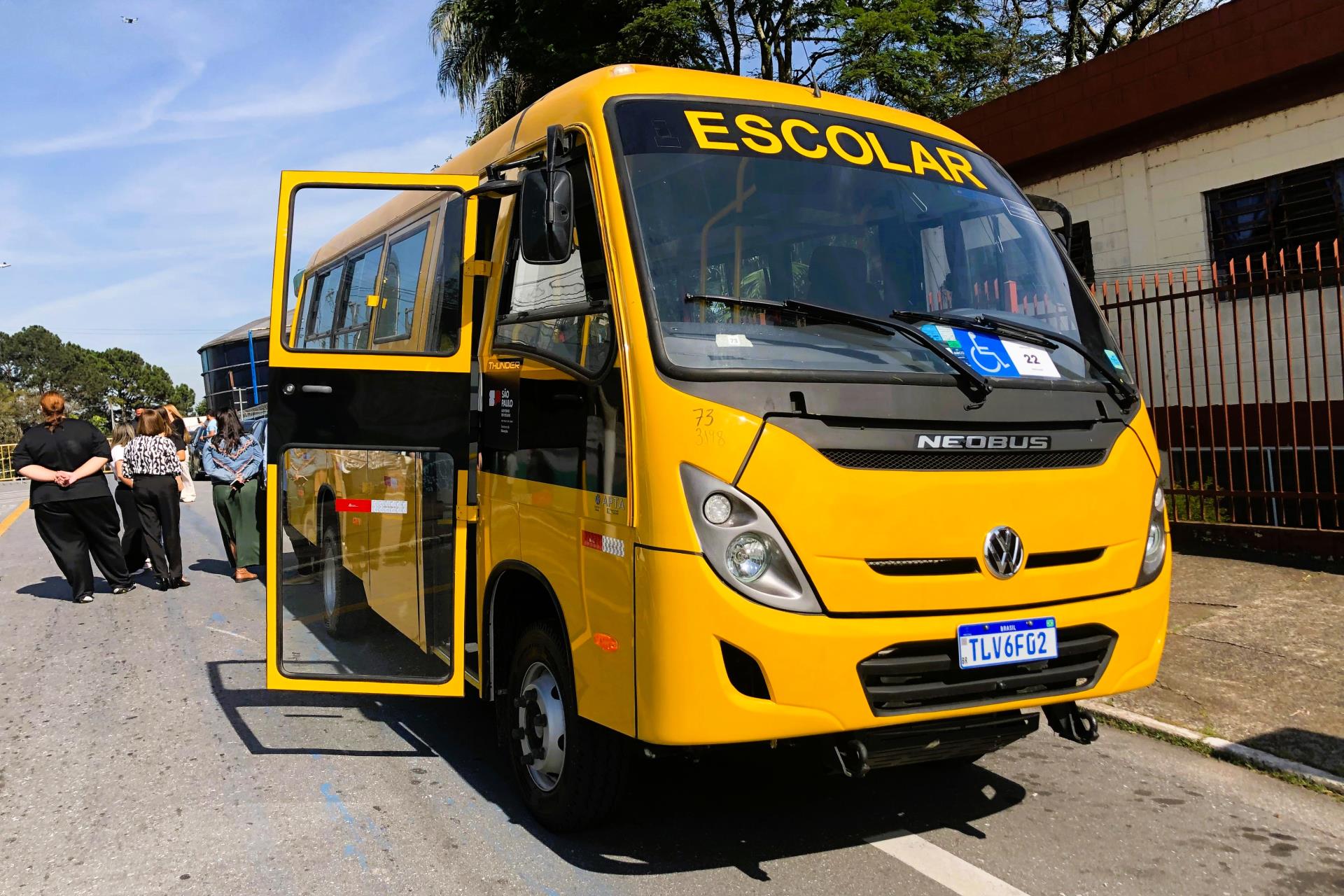Novo ônibus adaptado para transporte escolar é entregue em Itapecerica da Serra