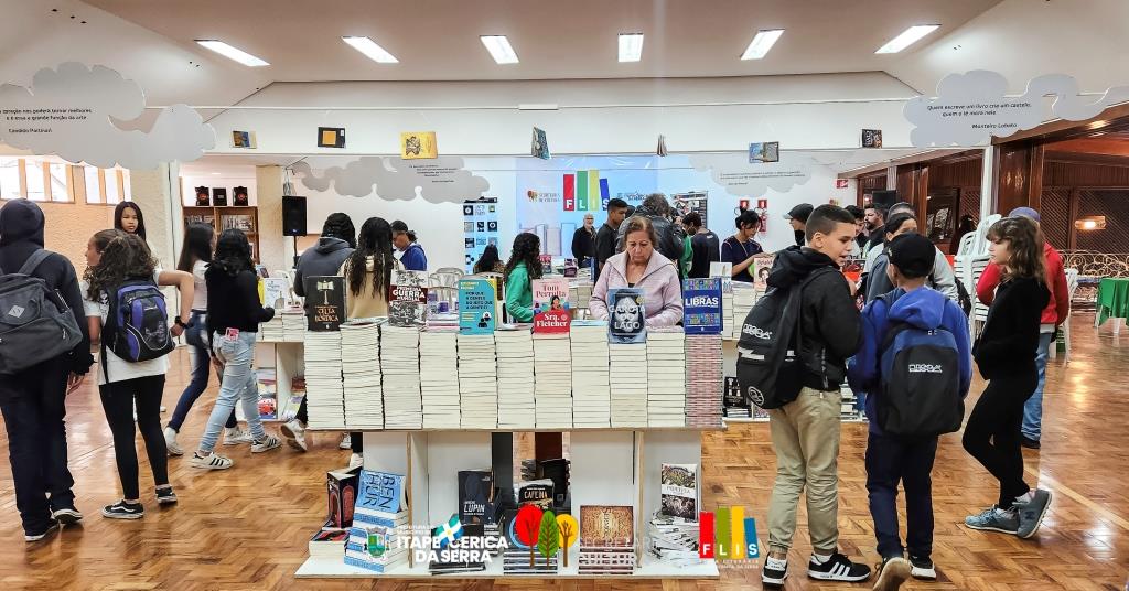 Feira Literária de Itapecerica da Serra atrai quase 3 mil pessoas no Parque do Povo
