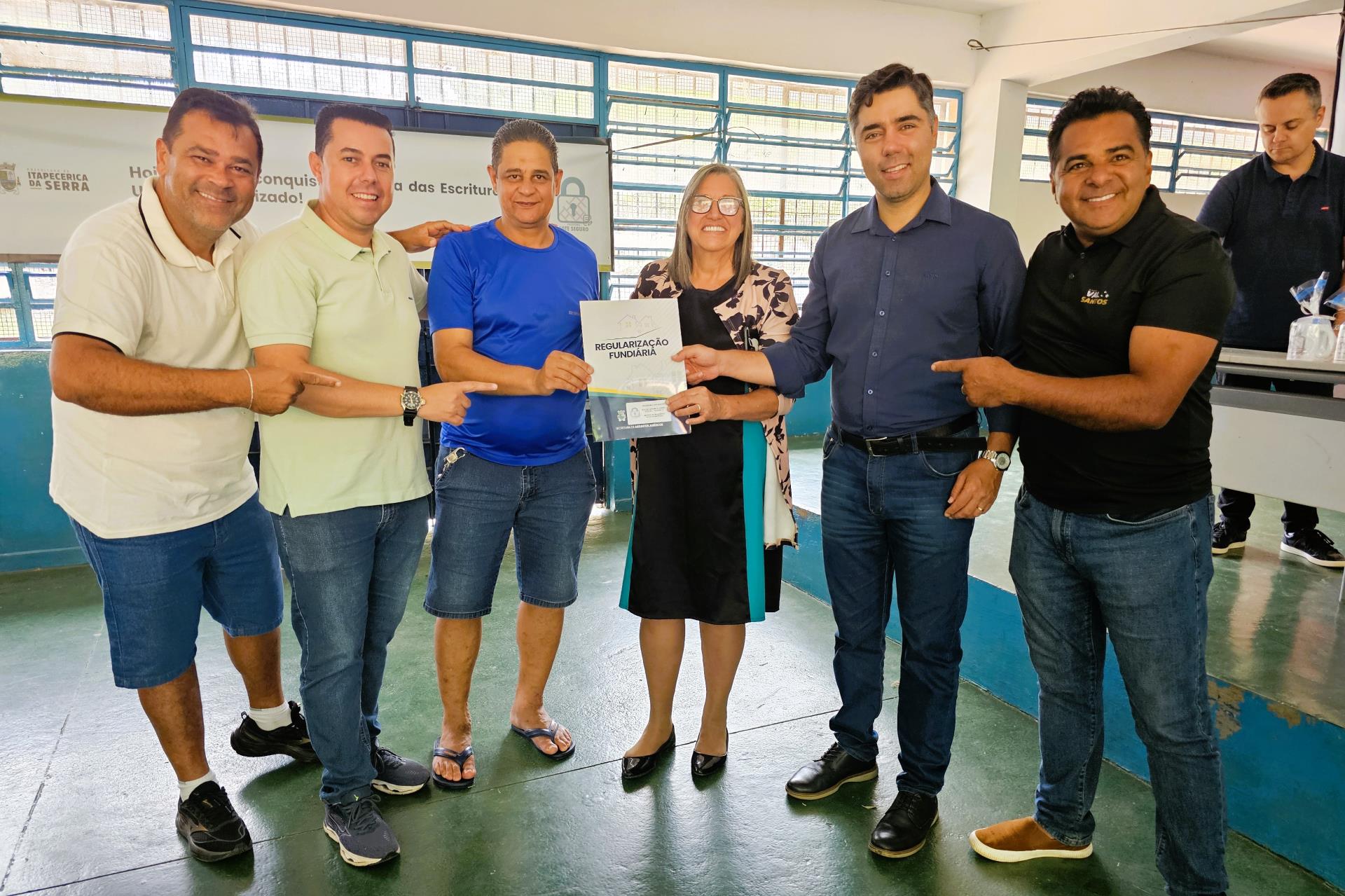 Prefeitura de Itapecerica da Serra entrega escrituras a moradores do Jardim do Carmo I e Jardim Trapé