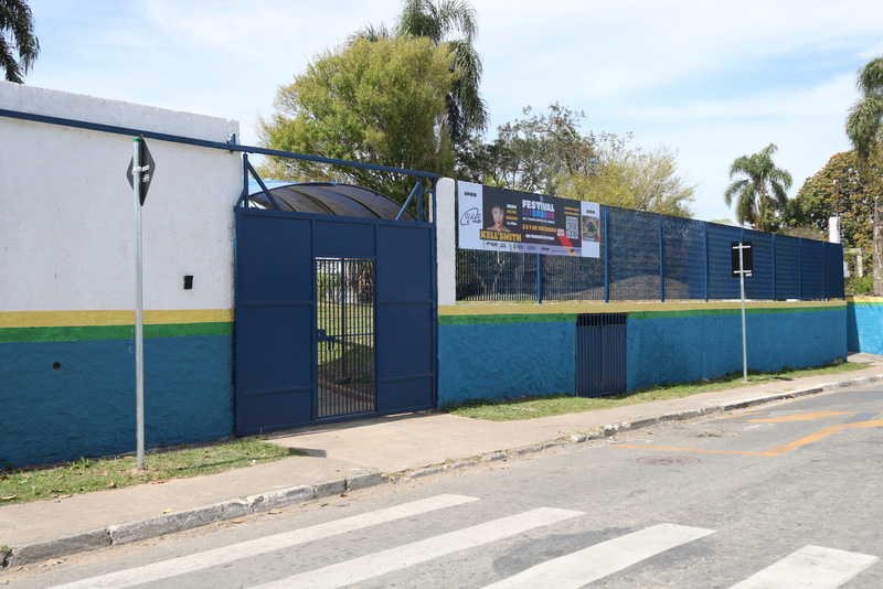 Prefeitura revitaliza escolas municipais com novas pinturas e placas de identificação