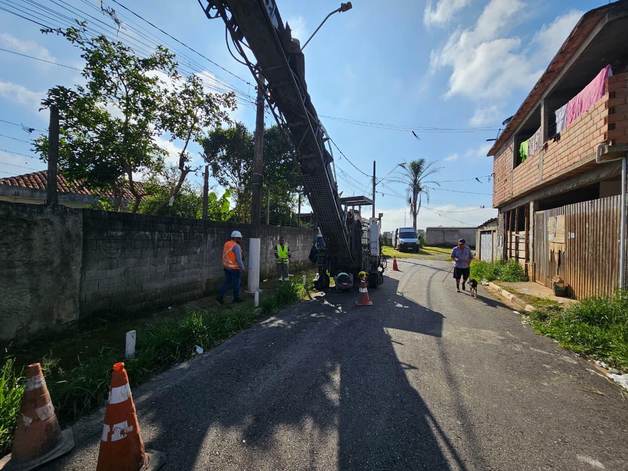 Prefeitura realiza recapeamento asfáltico no Jardim Jacira e Jardim Analândia