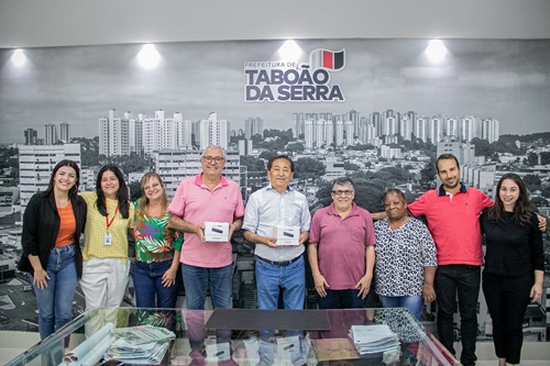 Aprígio entrega óculos inteligentes para Biblioteca Municipal de Taboão da Serra