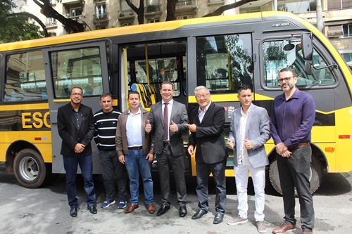 Itapecerica da Serra recebe novo ônibus para frota escolar