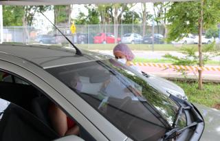 Tenda drive-thru de coronavírus volta a atender em Itapecerica