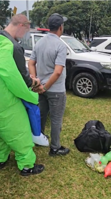 Policiais disfarçados de ETs prendem três por venda de bebida adulterada e recuperam celulares furtados no Carnaval em SP